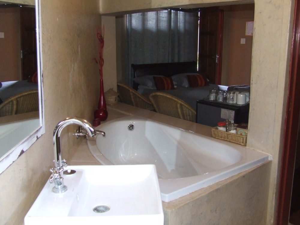 Open-plan en-suite bath